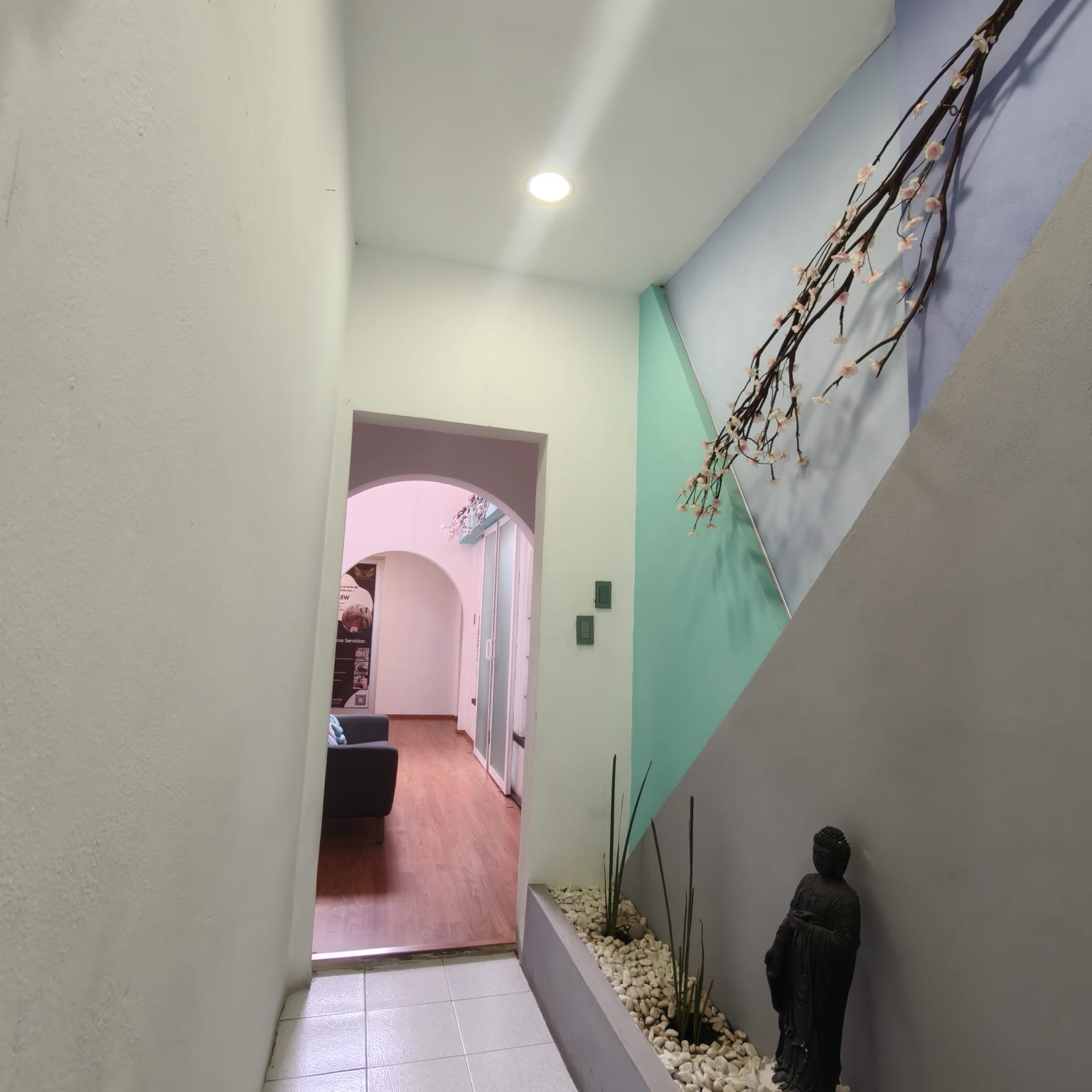 Entrada Agua de Vida Spa con jardín zen